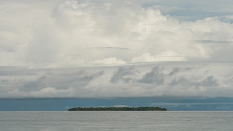 Espesos-Cúmulos-Soplan-Sobre-Una-Pequeña-Isla-Frente-A-Nueva-Caledonia