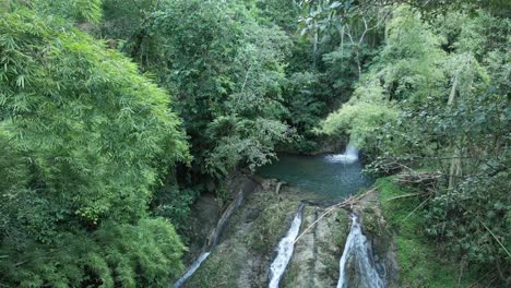 Absteigende-Antenne-Eines-Wasserfalls-Im-Dschungel-Der-Karibischen-Insel-Tobago