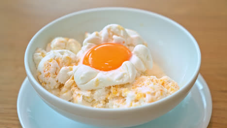 Helado-De-Huevos-Congelados---Un-Diseño-De-Helado-Titulado-“helado-Con-Yema-De-Huevo