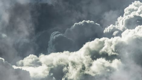 Dicke-Kumuluswolken-Bewegten-Sich-Und-Enthielten-Ein-Gewitter-In-Sich