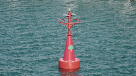 Seezeichen,-Rote-Boje,-Die-Im-Meer-Schwimmt,-Mit-Ruhigen-Wellen-Tagsüber-In-Tokio,-Japan