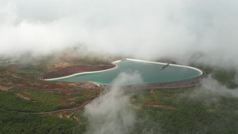 Wasserreservoir-Umgeben-Von-Verträumten-Wolken-Hoch-In-Den-Bergen-Von-Madeira