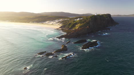Antenne:-Sonnenuntergang-über-Dem-Leuchtturm-An-Der-Zerklüfteten-Küste-Australiens