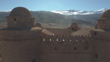 Drohne-Schoss-Um-Die-Türme-Der-Burg-Von-La-Calahorra-In-Granada,-Spanien