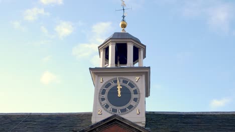 Großer-Uhrturm-Mit-Römischen-Ziffern-Und-Wetter