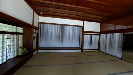 Steadicam-Schwenkt-Durch-Das-Japanische-Zimmer-Und-Bewegt-Sich-Auf-Die-Veranda-Mit-Dem-Japanischen-Ahornbaum