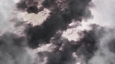 Dunkle-Wolken,-Die-Näher-Rücken,-Mit-Einem-Blitz-Darin