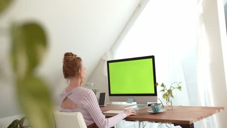 Mujer-Está-Trabajando-En-La-Oficina-En-Casa-Frente-A-Una-Computadora