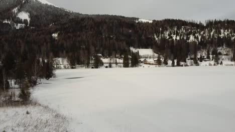 Vuelo-De-Drones-Sobre-Un-Lago-Congelado-En-Austria
