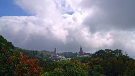 Wahrzeichen-Pagode-Im-Nationalpark-Doi-Inthanon-Mit-Bewölktem-Himmel-Bei-Chiang-Mai,-Thailand