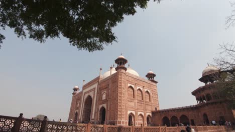 Taj-Mahal-East-Side-Gästehaus-Mehmaan-Khana-Moschee-ähnelnd---Schwenk-Nach-Unten-Zeigt-Weitschuss