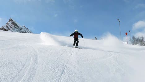 Esquí-Profesional,-Hermosos-Giros-Cortos-De-Esquí-En-Una-Larga-Y-Empinada-Pista-De-Esquí-En-Las-Montañas-Del-Tirol