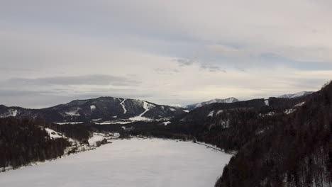 Drohnenflug-über-Zugefrorenen-See-In-Österreich