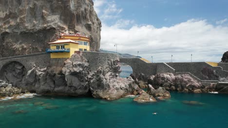 Restaurant-build-into-rocky-cliff-with-panoramic-viewpoint-of-Atlantic-Ocean