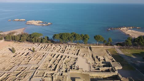 Luftbilder-Der-Griechisch-römischen-Ruinen-Von-Ampurien-An-Der-Costa-Brava-Girona,-Aufgenommen-Mit-Drohne-Römischer-Archäologie