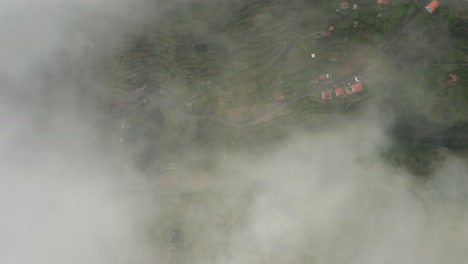 Wolken-Verdecken-Den-Blick-Auf-Grüne-Terrassen-Auf-Den-Ländlichen-Bergen-Madeiras