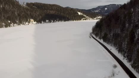 Vuelo-De-Drones-Sobre-Un-Lago-Congelado-En-Austria