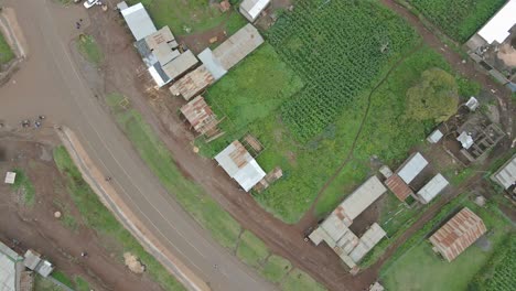 Vista-De-Arriba-Hacia-Abajo-Del-Paisaje-Rural-Con-Casas-Y-Campos-En-La-Ciudad-De-Loitokitok,-Kenia---Toma-Aérea-De-Drones