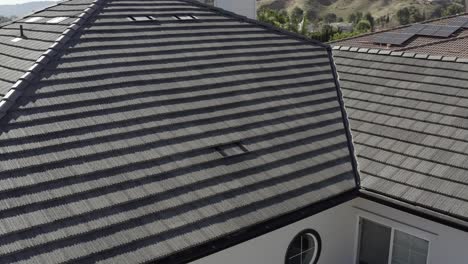 Luftnahinspektion-Des-Hausdachs,-Holzschindeln-Außen