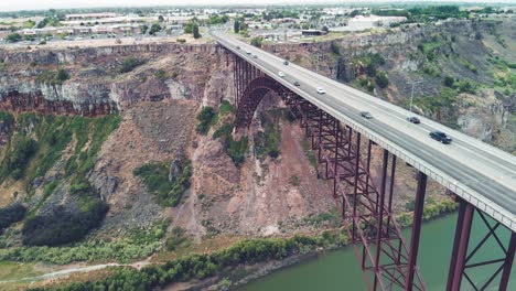 Slow-downward-aerial-tilt-above-the-Perrine-Memorial-Bridge-and-Snake-River-Canyon-in-Twin-Falls,-Idaho-during-the-summer
