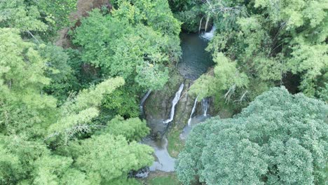Absteigende-Luft-Eines-Kaskadierenden-Wasserfalls-Im-Jngle-Der-Karibischen-Insel-Tobago