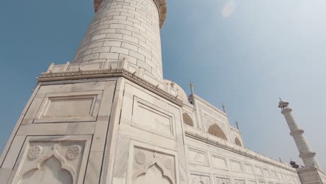 Look-up-view-of-the-marble-walls-of-the-Taj-Mahal,-India,-on-a-sunny-day