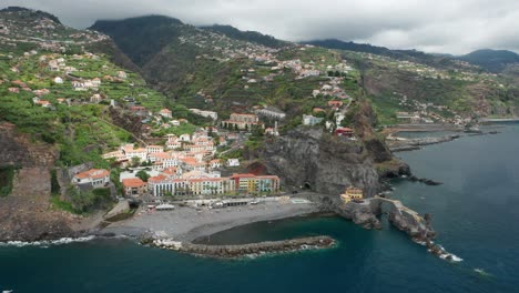 Idílico-Paisaje-Costero-De-Madeira-Con-Acantilados-Escarpados-Y-Playa-Tranquila