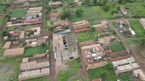 Edificios-Típicos-En-La-Ciudad-De-Loitokitok-Con-Campos-Verdes-En-Kajiado,-Kenia
