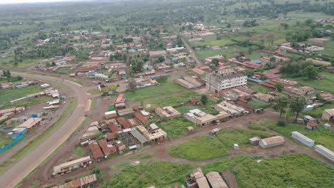 Vista-Panorámica-De-La-Ciudad-Rural-De-Loitokitok-En-El-Condado-De-Kajiado,-Kenia-Durante-El-Día---Toma-Aérea-De-Drones