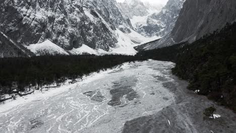 Luftbild:-Yulong-Gletscher-In-Yunnan,-China,-Blick-über-Wanderer-Im-Eisigen-Gletschertal