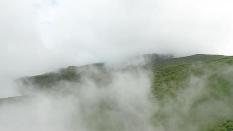 Nubes-Que-Se-Forman-En-La-Meseta-De-Las-Tierras-Altas-Con-Una-Exuberante-Vegetación-Verde,-Antena