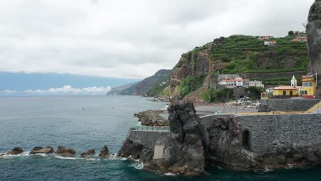 Idyllische-Stadt-Ponta-Do-Sol-Versteckt-Zwischen-Gebirgigen-Tälern-An-Der-Küste-Von-Madeira
