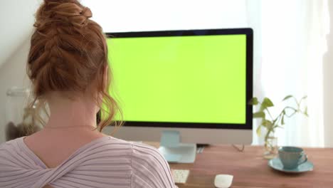 Hübsche-Frau,-Die-An-Ihrem-Schreibtisch-Sitzt-Und-Einen-Personal-Computer-Mit-Grünem-Bildschirm-Verwendet
