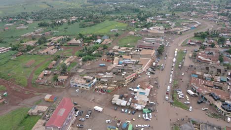 Casas-Rurales-Y-Camino-De-Tierra-En-La-Aldea-Africana-En-Loitokitok,-Kenia---Toma-Aérea-De-Drones