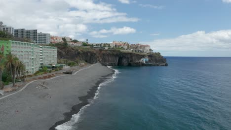 Antenne-Am-Leeren-Touristischen-Felsenstrand-Praia-Formosa-Auf-Der-Insel-Madeira