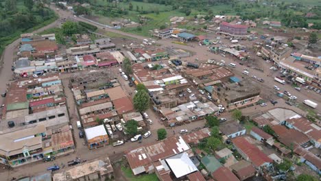 Vista-Aérea-De-Estructuras-Y-Edificios-Antiguos,-Casas-Y-Calles-En-La-Ciudad-Rural-De-Loitokitok,-Kenia---Toma-Aérea-De-Drones