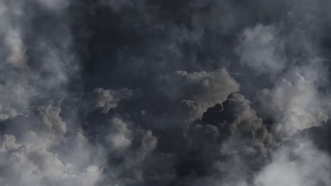 Dunkle-Wolken-Und-Ein-Gewitter