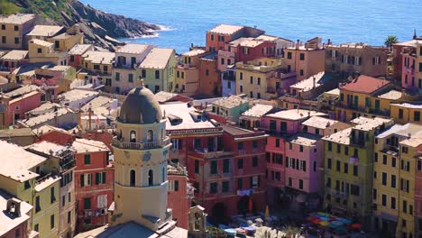 Vista-Cercana-Detallada-Con-Vistas-A-Vernazza-Con-Casas-Coloridas-Y-Océano-Azul-En-Un-Día-Soleado-De-Verano-En-Vernazza,-Cinque-Terre,-Liguria-Italia