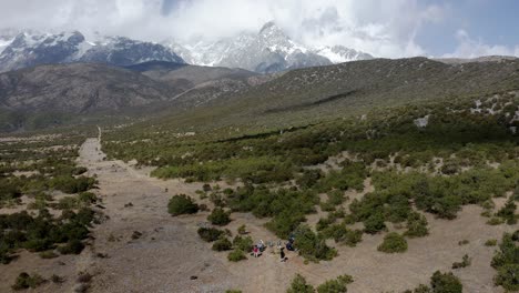 Grupo-De-Senderismo-En-El-Tour-De-Trekking-De-La-Montaña-Del-Dragón-De-Jade-Chino,-Lijiang-Yunnan