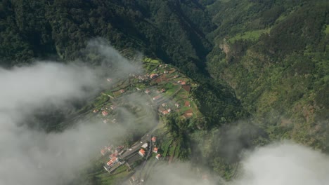 Agrarlandschaft-An-üppigen-Hängen-Der-Berge-Auf-Der-Vulkaninsel-Madeira