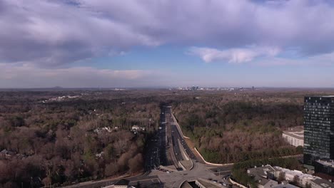 Luftaufnahme-Des-Highway-400-Und-Des-Verkehrs-In-Der-Nähe-Von-Lenox-In-Atlanta,-Georgia