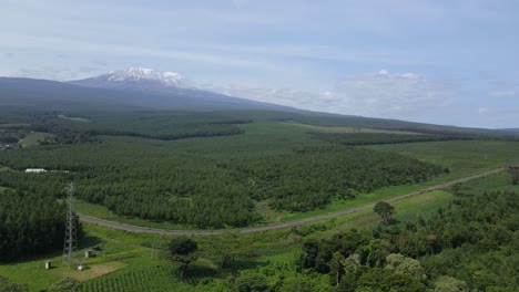 Blick-Auf-Den-Kilimandscharo-Auf-Der-Afrikanischen-Landschaft---Drohnenaufnahme-Aus-Der-Luft