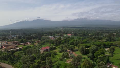 Vista-Panorámica-De-La-Ciudad-De-Loitokitok-En-Kenia-Con-El-Monte-Kilimanjaro-En-El-Fondo---Toma-Aérea-De-Drones