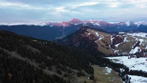 Toma-Aérea-De-La-Cordillera-De-Dolomita-En-La-Luz-Del-Sol-De-La-Tarde-Vista-Desde-Seiser-Alm---Meseta-De-Alpe-Di-Siusi-En-Tirol-Del-Sur,-Italia