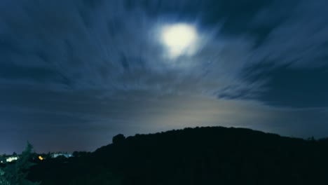 Schneller-Nachtzeitraffer-Mit-Den-Wolken-Und-Dem-Mond