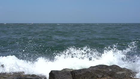 Die-Wellen-Des-Ozeans,-Die-Sich-über-Die-Felsen-Am-Ufer-Brechen
