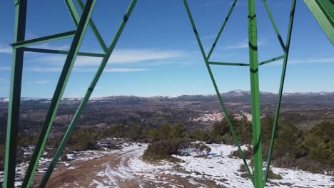 Feuerwachturm-über-Einem-Schneebedeckten-Hügel
