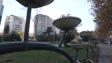 Blumenvasen-Für-öffentliche-Ornamente-In-Der-Albanischen-Hauptstadt-Tirana---Breite-Detailaufnahme