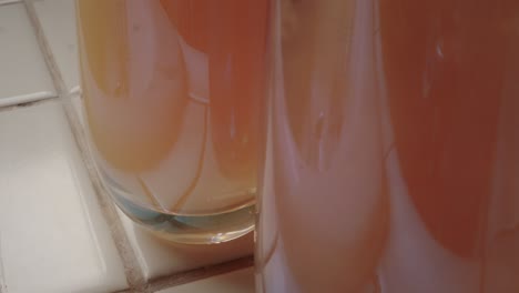 Makro-Nahaufnahme-Von-Rosé-Mimosen,-Die-Auf-Einer-Weißen-Fliesenküchentheke-Hergestellt-Werden