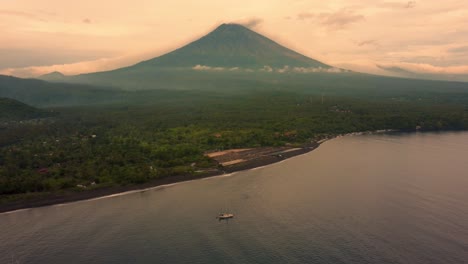 Imágenes-Aéreas-Amed-Pequeño-Pueblo-De-Pescadores-Bali-Indonesio-Isla-De-Dioses-Con-Volcán-Activo-Campo-De-Arroz-Selva-Verde-Salvaje-Vegetación-Tropical